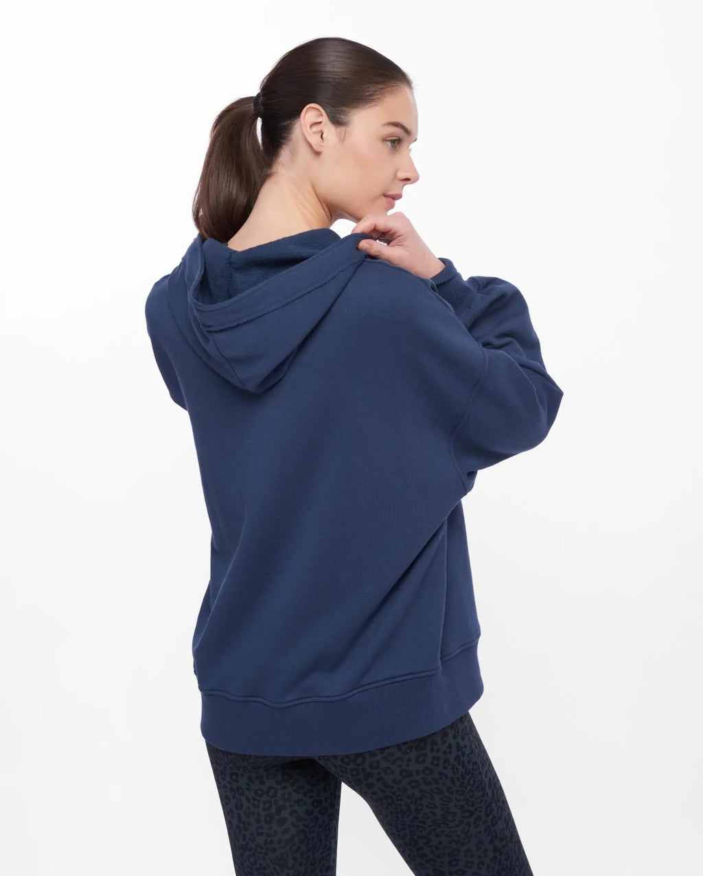 Sweat à capuche navy LUCY YUJ - Maison de pleine conscience